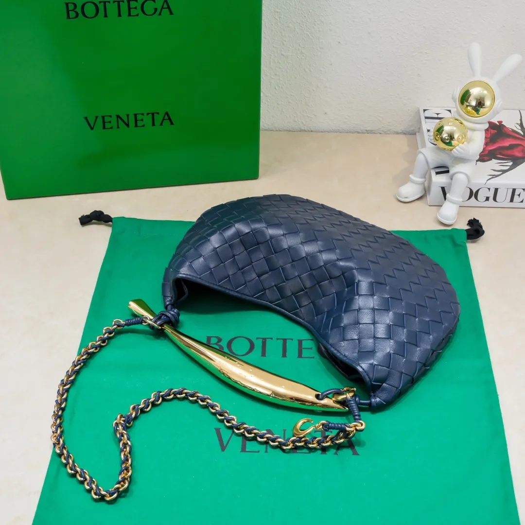 Batch 1860 Bv2024 early spring new product ⛓️Chain SARDINE 💙 Upgraded chain shoulder strap ⛓️ Chic and high-end, showing the fashion taste of urban women! Metal handles and classic weaving are combined together to perfectly integrate art and elegance. Through exquisite craftsmanship, new sardine-shaped handles are cast, and the brass material is the finishing touch. Each handle has a unique light-floating effect. The top-grade sheepskin material is woven to create a half-moon-shaped bag body, which has a fleshy touch and satisfies the preferences of those who pay attention to details. It is the most outstanding fashionable item for any occasion! 💕 Size: 33x20x4, Model: 6768#